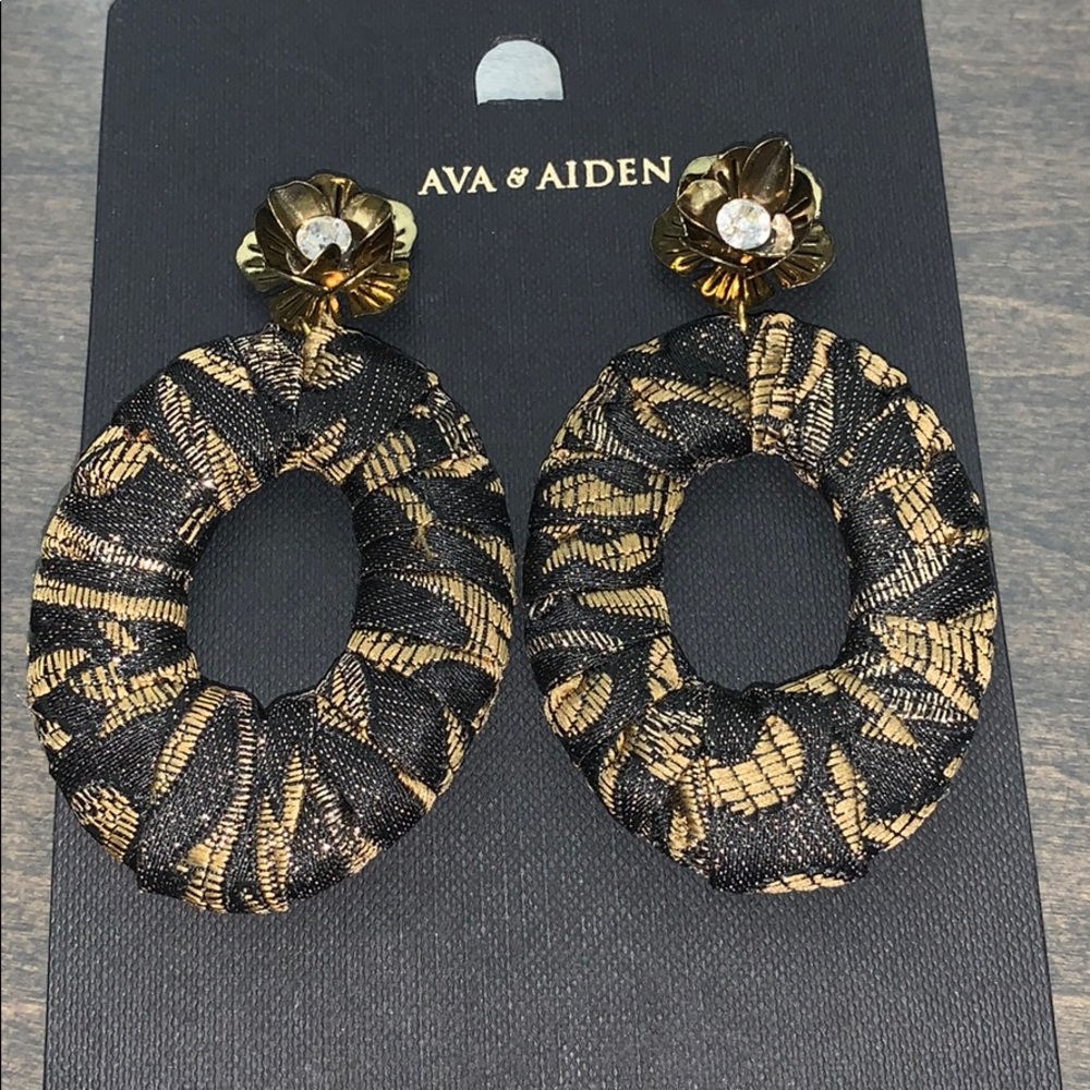 💛🖤Fashion chandelier earrings💛